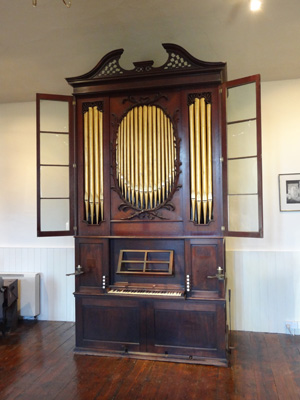 Photograph of an organ by Snetzler